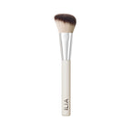 ILIA Sculpting Brush mit weißem Stiel und silberner Zwinge auf weißem Hintergrund, Make-up-Pinsel