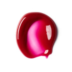 Ein Klecks Overglaze Hydrating Lip Gloss in einem tiefen Beerenrot auf weißem Hintergrund, Lippenpflege.