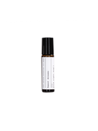 Sweet Dreams Aroma Roll-On in einer braunen Glasflasche mit schwarzem Verschluss vor schwarzem Hintergrund, Aromatherapie.