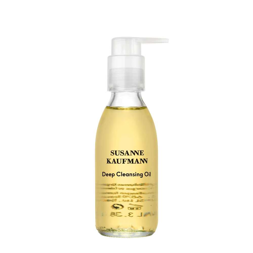 Susanne Kaufmann Deep Cleansing Oil in einer durchsichtigen Flasche mit weißem Pumpspender auf weißem Grund, Hautpflege