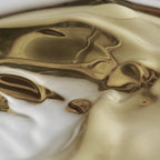 Nahaufnahme des goldfarbenen Tiefenreinigenden Öls auf weißem Hintergrund für die Hautpflege.