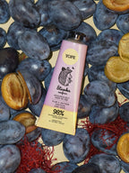 YOPE Saffron & Plum Handcreme in einer hellvioletten Tube mit silbernem Schraubverschluss für die Hautpflege.