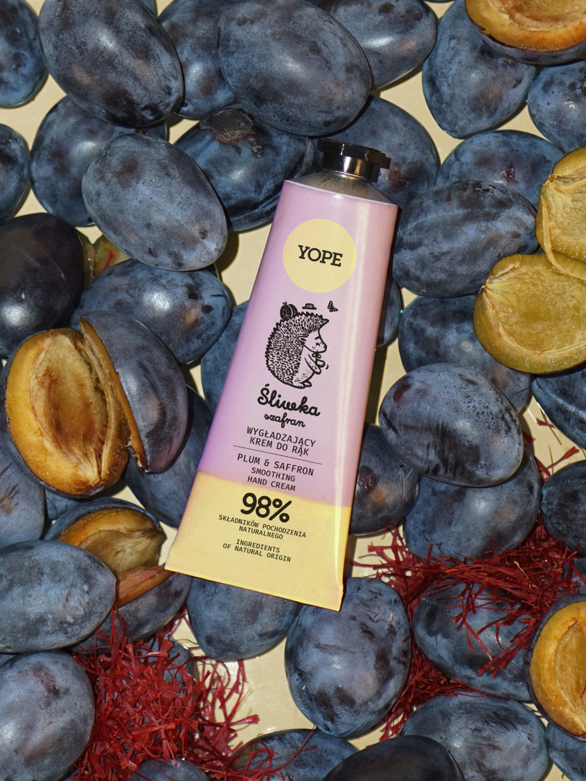 YOPE Saffron & Plum Handcreme in einer hellvioletten Tube mit silbernem Schraubverschluss für die Hautpflege.