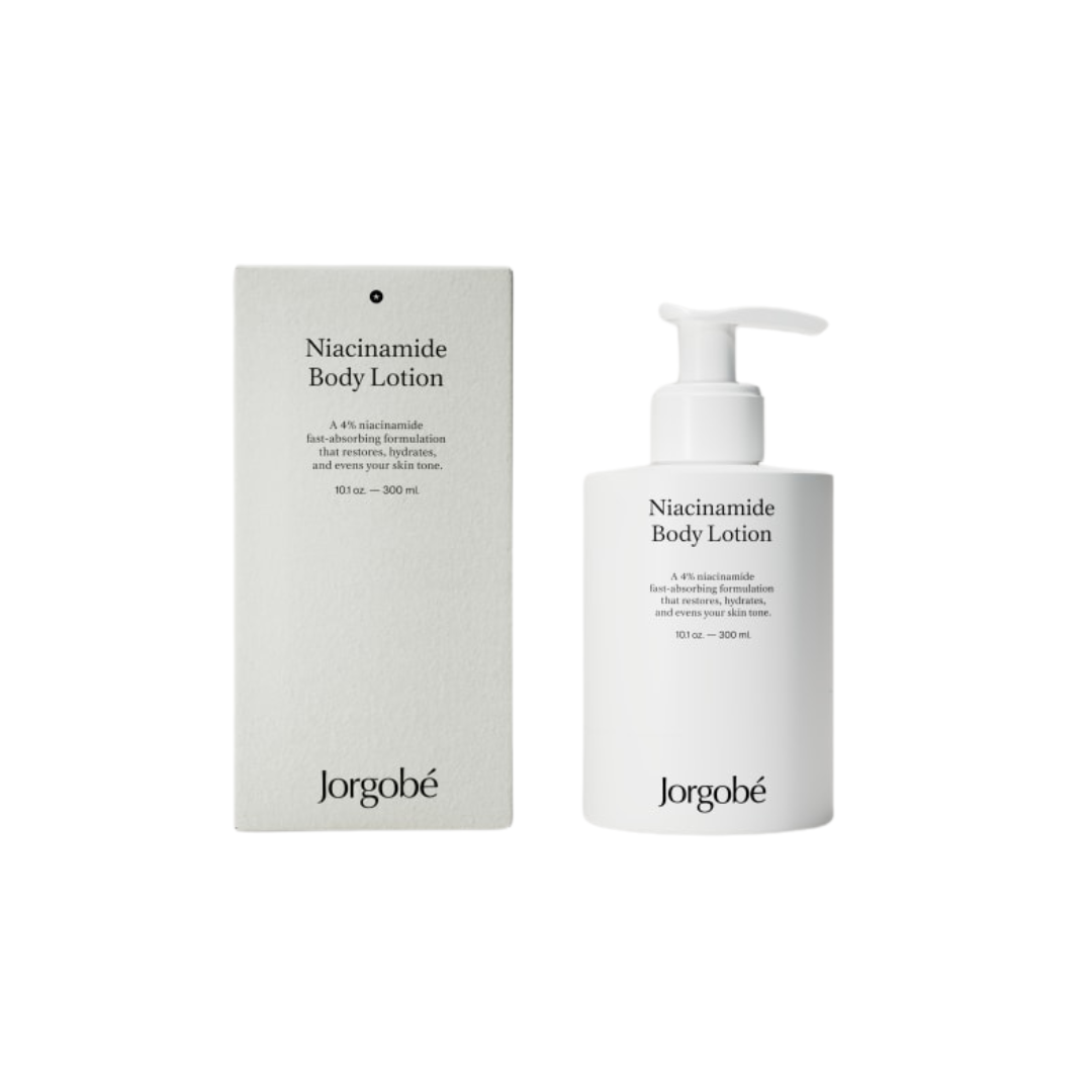 Jorgobé Niacinamide Body Lotion – weißes Fläschchen mit Pumpspender, 300 ml, weißer Hintergrund – Körperpflege