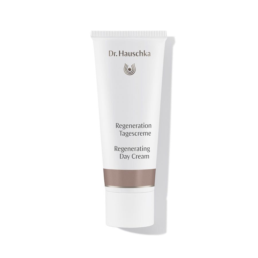 Dr. Hauschka Regeneration Tagescreme – weiße Tube mit braunem Band, weißem Deckel, weißem Hintergrund – Hautpflege