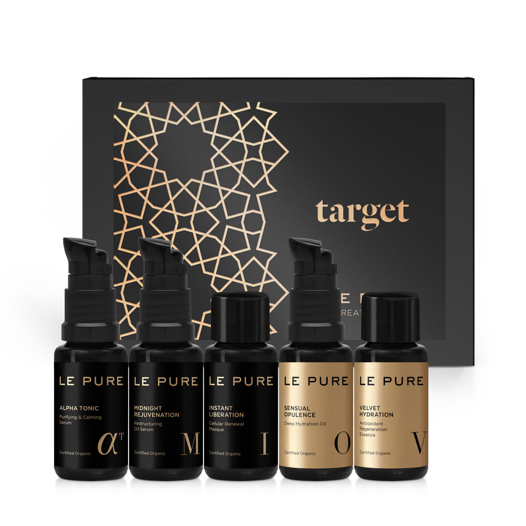LE PURE Treatment Set Target – fünf schwarze Fläschchen mit Pump- und Schraubverschluss, gold-schwarzer Hintergrund – Hautpflege