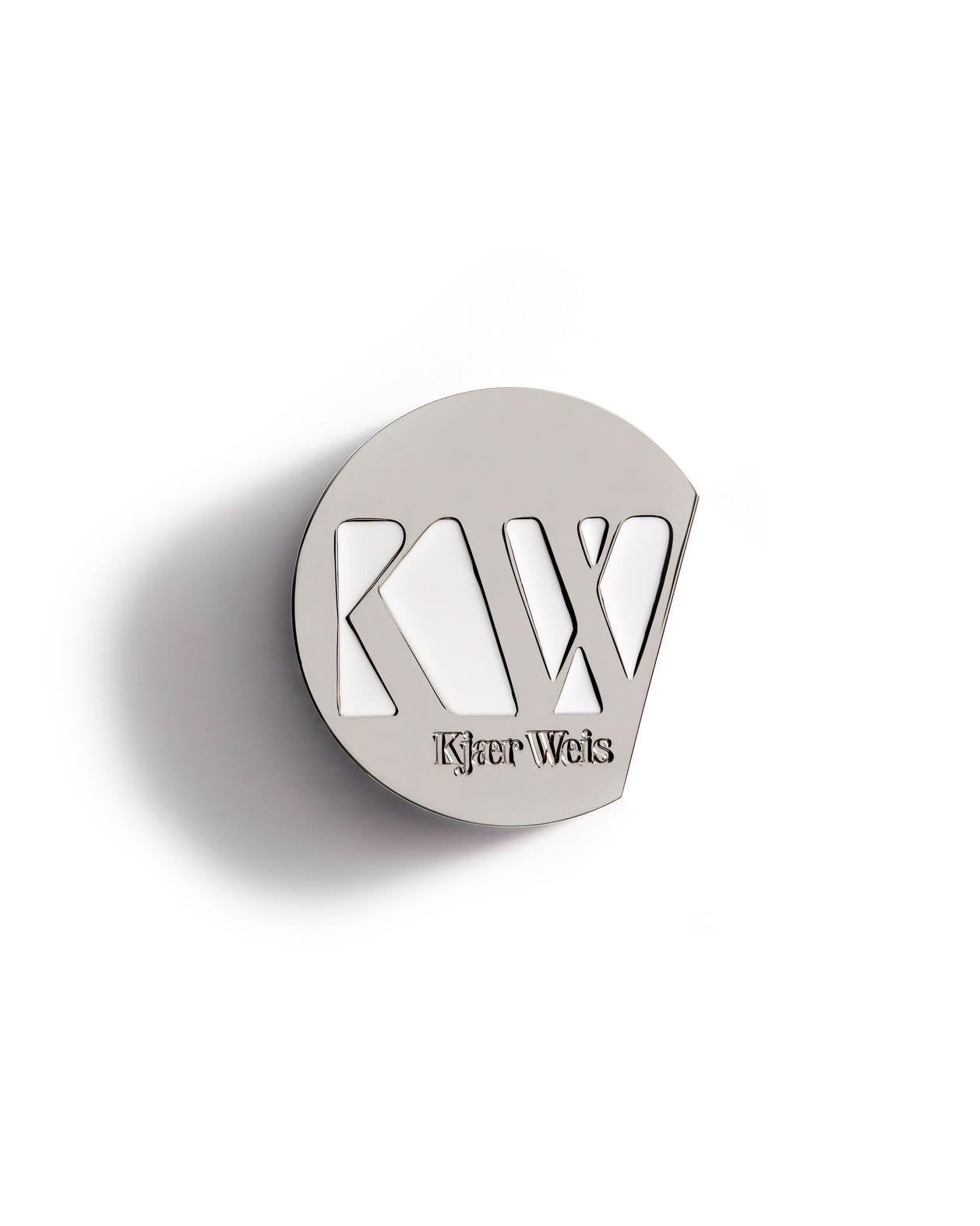 Kjaer Weis Iconic Edition Gesichtspuder – metallischer Rundbehälter, silberfarben, weißer Hintergrund – Make-up