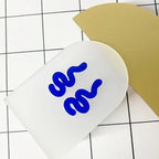 Blue Line Verpackung – weißer Tube mit blauem Logo, goldener Hintergrund – Hautpflege