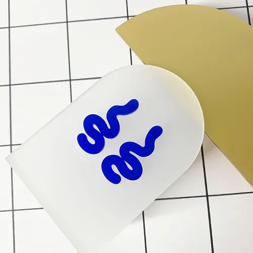 Blue Line Verpackung – weißer Tube mit blauem Logo, goldener Hintergrund – Hautpflege