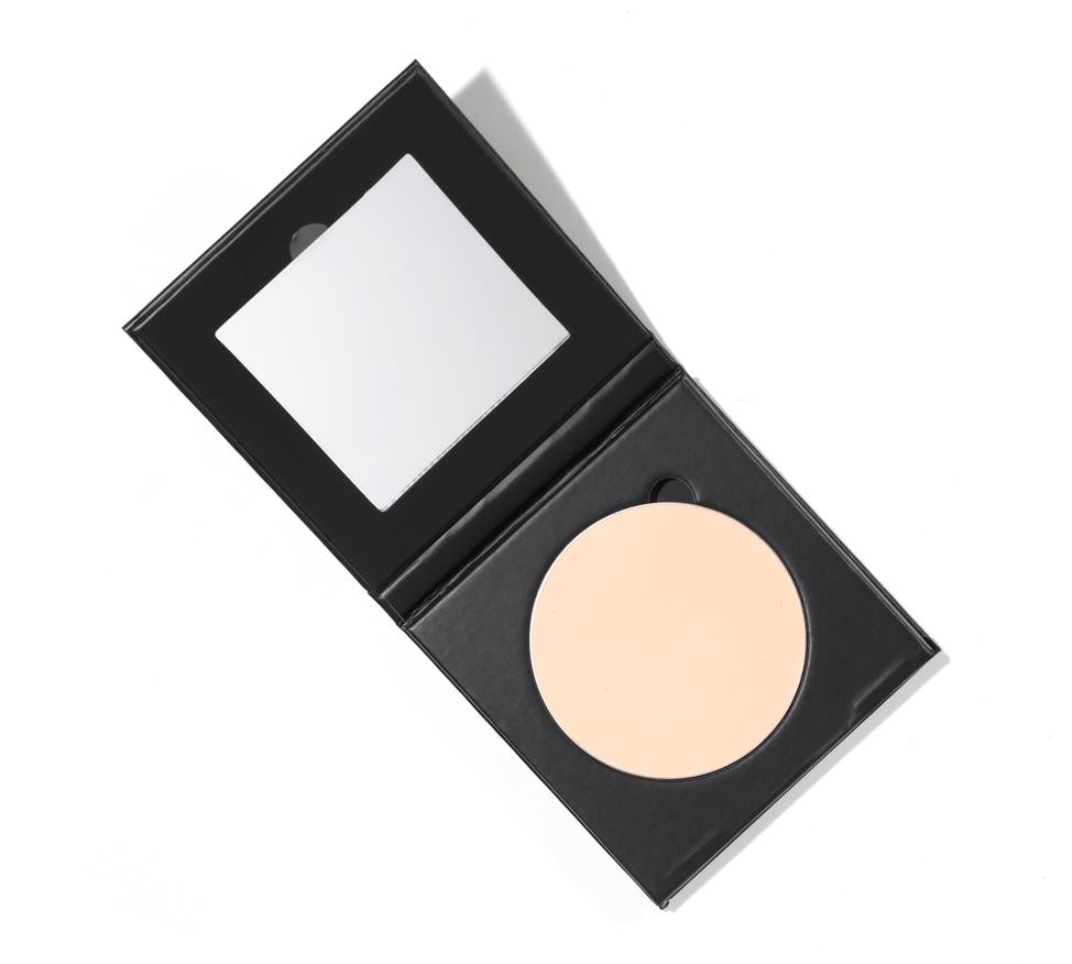 Pressed Setting Powder Refill #04 In Place – schwarze Puderdose mit Spiegel, cremefarbener Puder, weißer Hintergrund – Make-up