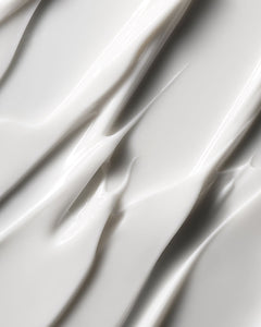 Botanical Face Cream Furora – cremige Textur, weißer Hintergrund – Hautpflege