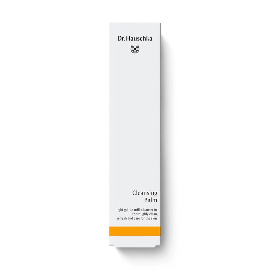 Dr. Hauschka Reinigungsbalsam – weißes Kartonpaket mit orangefarbenem Streifen, weißer Hintergrund – Hautreinigung