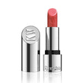 Kjaer Weis Lip Stick Affection – rosafarbener Stift in silberner Tube mit Logo, weißem Hintergrund – Lippenpflege