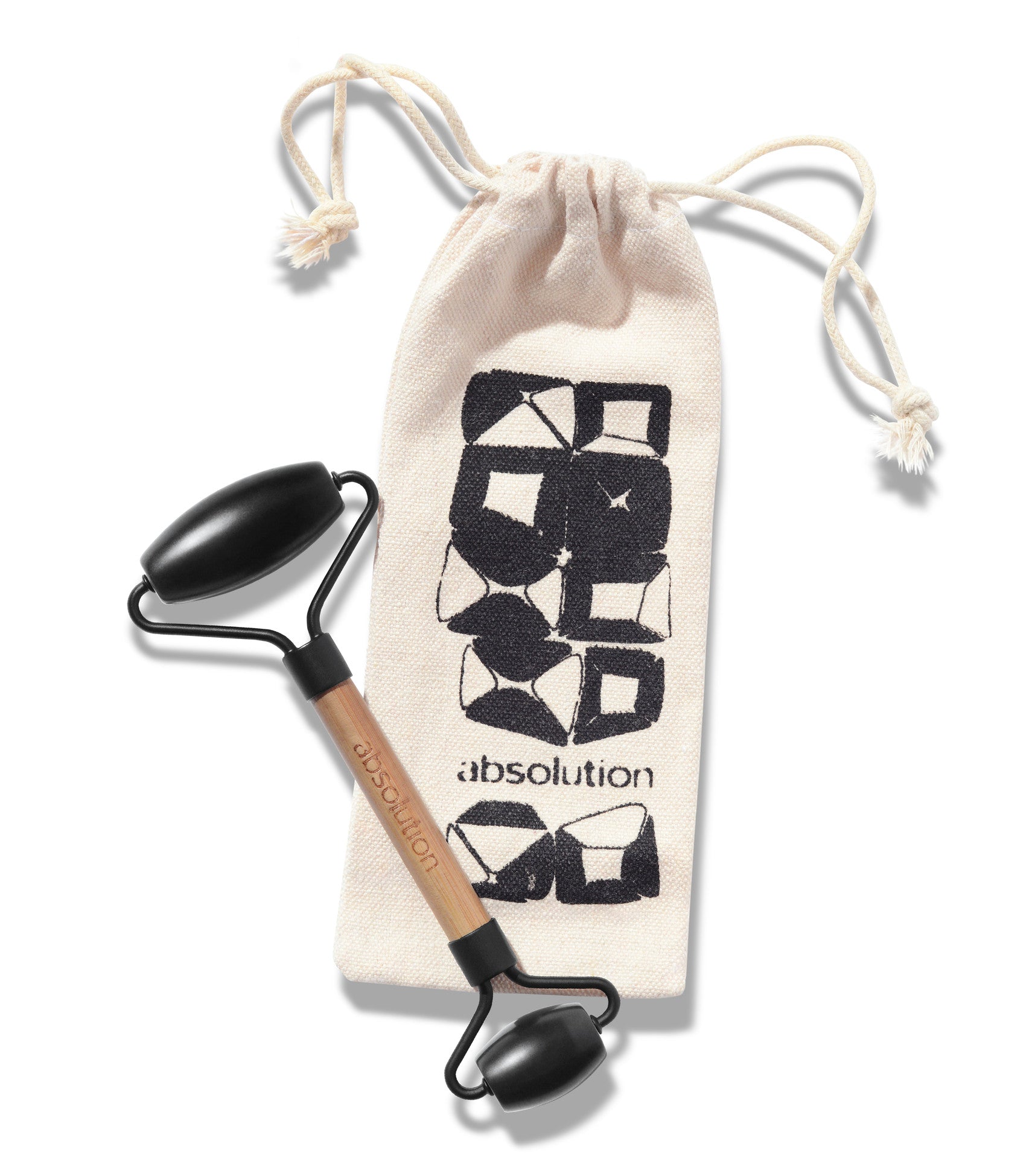 absolution Le Roll-on Drainant – schwarzer Doppelrollen-Massagestab mit Holzgriff, beige Stoffbeutel, weißer Hintergrund – Gesichtsmassage