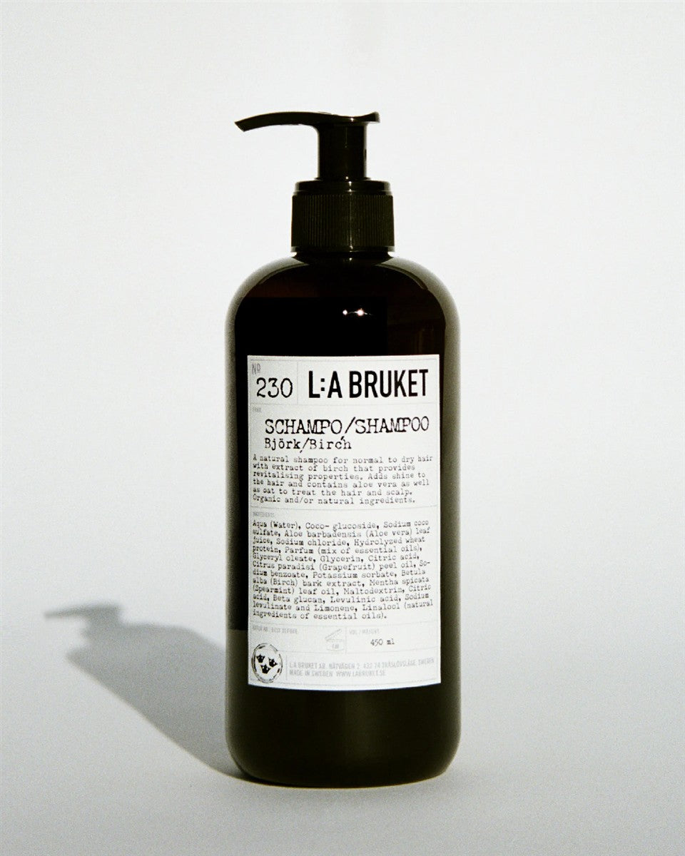 L:A BRUKET No. 230 Shampoo Birke – dunkle Flasche 450 ml mit Pumpverschluss, weißem Etikett und neutralem Hintergrund – Haarpflege
