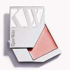 Kjaer Weis Cream Blush Embrace – rosafarbener Cremebalsam in silberner quadratischer Dose, weißer Hintergrund – Gesichtspflege