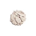 Gebrochener Transluzenter Puder – cremefarbene Pulverkörner auf weißem Hintergrund – Make-up