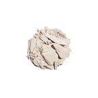 Gebrochener Transluzenter Puder – cremefarbene Pulverkörner auf weißem Hintergrund – Make-up