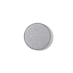 Natural Pressed Eye Shadow Frequenzy Refill – silberner Lidschatten, runder Refill auf weißem Hintergrund – Augenmakeup