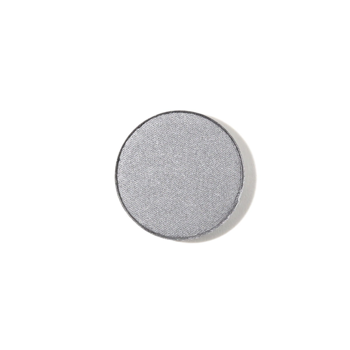 Natural Pressed Eye Shadow Frequenzy Refill – silberner Lidschatten, runder Refill auf weißem Hintergrund – Augenmakeup