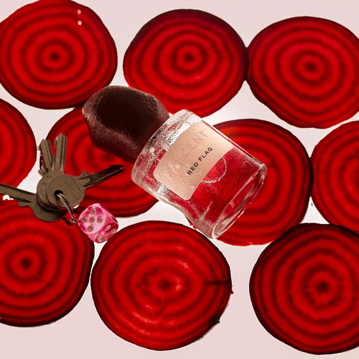Red Flag Eau de Parfum – klares Glasfläschchen mit braunem Samtkappen, roter Hintergrund – Parfüm