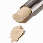 Coverstick 02 Sand – silberner Stift mit sandfarbenem Concealer, weißer Hintergrund – Make-up
