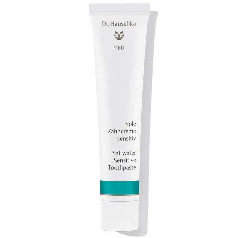 Dr. Hauschka MED Sole Zahncreme sensitiv – weiße Tube mit türkisem Streifen, weißem Deckel, weißem Hintergrund – Zahnpflege