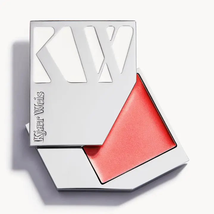 Kjaer Weis Cream Blush Blushing – silberne quadratische Dose, rosafarbener Rouge, weißer Hintergrund – Gesichtspflege