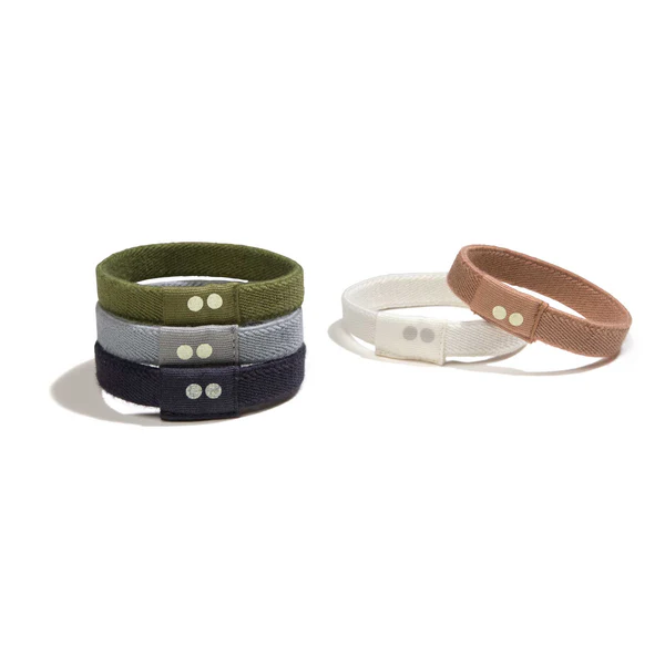Plastic Free Flat Hair Ties Classics – flache Haargummis in Oliv, Grau, Marineblau, Weiß und Braun auf weißem Hintergrund – Haarpflege