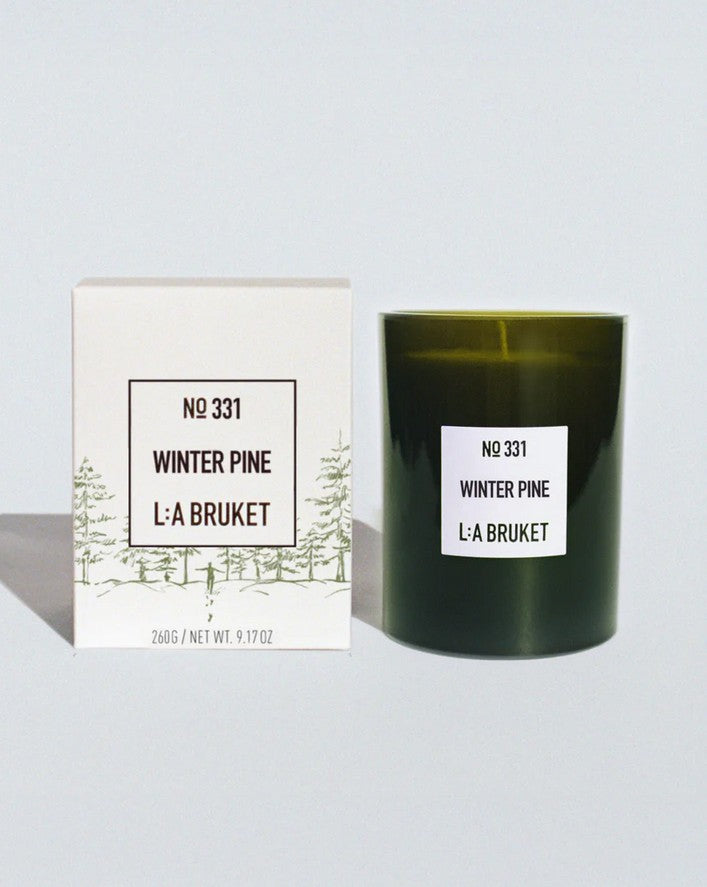 L:A BRUKET No. 331 Winter Pine Kerze – grünes Glas, weißes Etikett, 260g, weißer Hintergrund – Duftkerzen