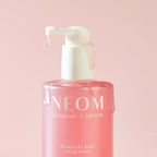 NEOM Complete Bliss Hand Wash – rosafarbene Flasche mit Pumpspender, pastellrosa Hintergrund – Handpflege