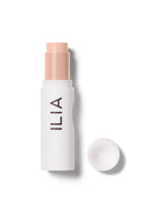 ILIA Skin Rewind Complexion Stick – weißer Stift mit rosafarbenem Produkt, weißem Deckel, weißem Hintergrund – Hautpflege