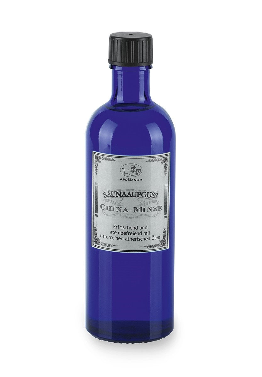Apomanum Saunaaufguss China-Minze – blaue Glasflasche mit schwarzem Schraubdeckel, weißem Hintergrund – Saunaaromatherapie