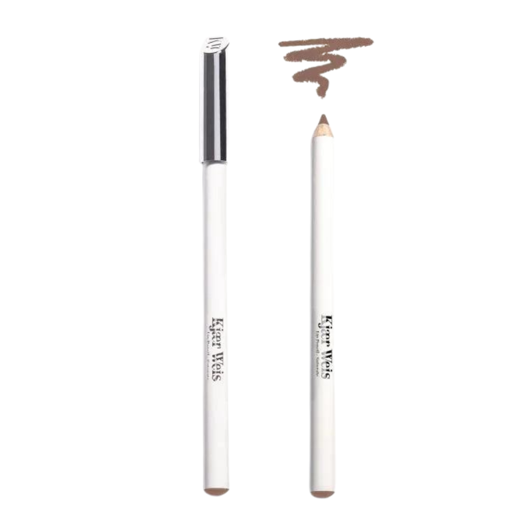 Kjaer Weis Lip Pencil Saturate – weißer Stift mit silbernem Deckel, weißer Hintergrund – Lippenkontur