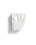 Kjaer Weis Iconic Edition Wangen-Metall-Etui, silbernes Design, weißer Hintergrund – Make-up