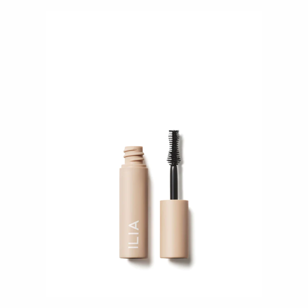 ILIA Fullest Volumizing Mascara – beige Tube, schwarzer Bürstenkopf, weißer Hintergrund – Wimpernverlängerung