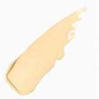Foundation 001 Cashew – cremige Textur, hellbeige Farbe auf weißem Hintergrund – Make-up