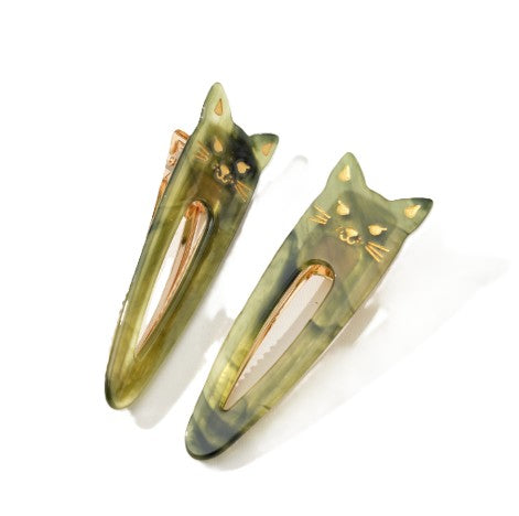 Katze Oval Jade Green – grüne Katzen-Haarclips mit goldener Verzierung, weißer Hintergrund – Haarstyling