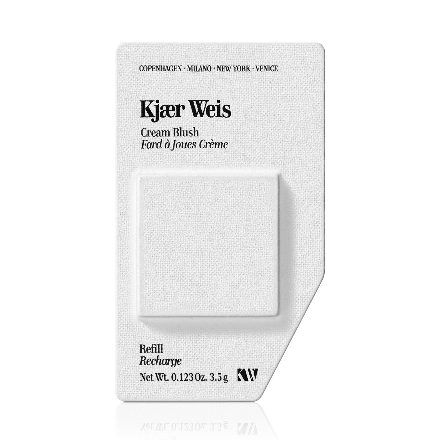 Kjaer Weis Cream Blush Joyful Refill – weißes Textil-Etui 3.5g, weißer Hintergrund – Gesichtspflege