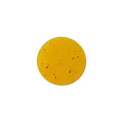 Gelber Tropfen des Antioxidant Face Serum auf weißem Hintergrund, Hautpflege.