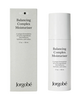 Jorgobé Balancing Complex Moisturiser – weißer Pumpspender 50 ml, cremefarbener Hintergrund – Hautpflege
