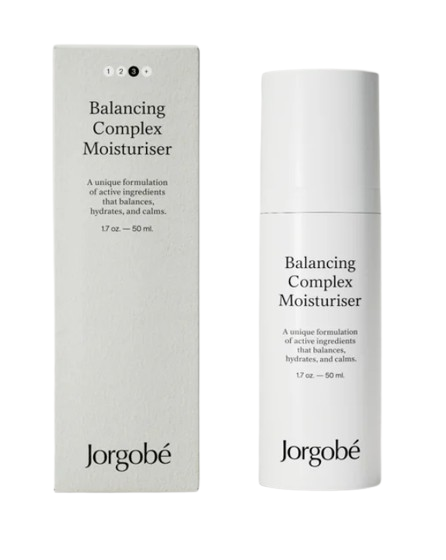Jorgobé Balancing Complex Moisturiser – weißer Pumpspender 50 ml, cremefarbener Hintergrund – Hautpflege