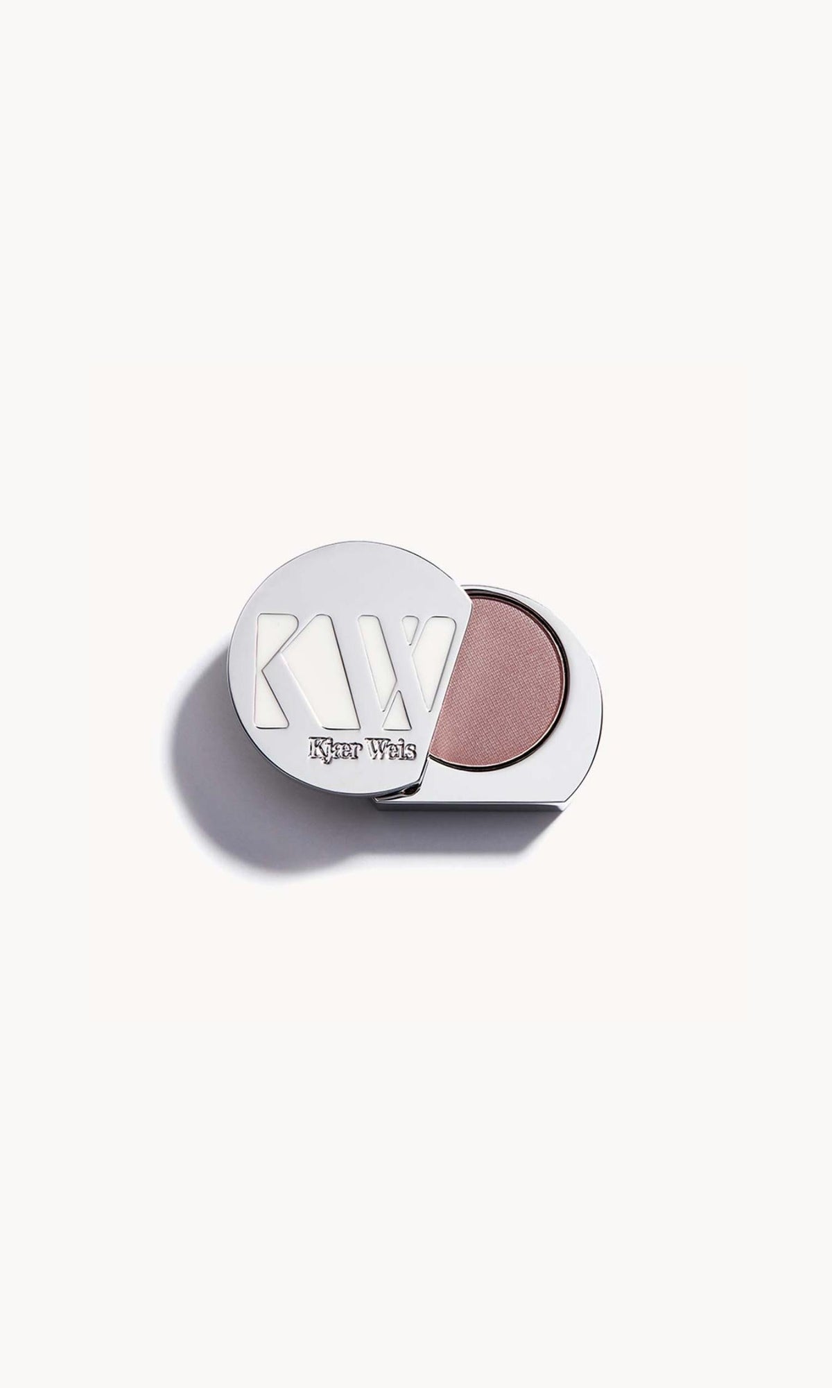 Kjaer Weis Eye Shadow Nachfüllung in einer silberfarbenen Metallverpackung, geöffnet, mit mauvefarbenem Lidschatten.