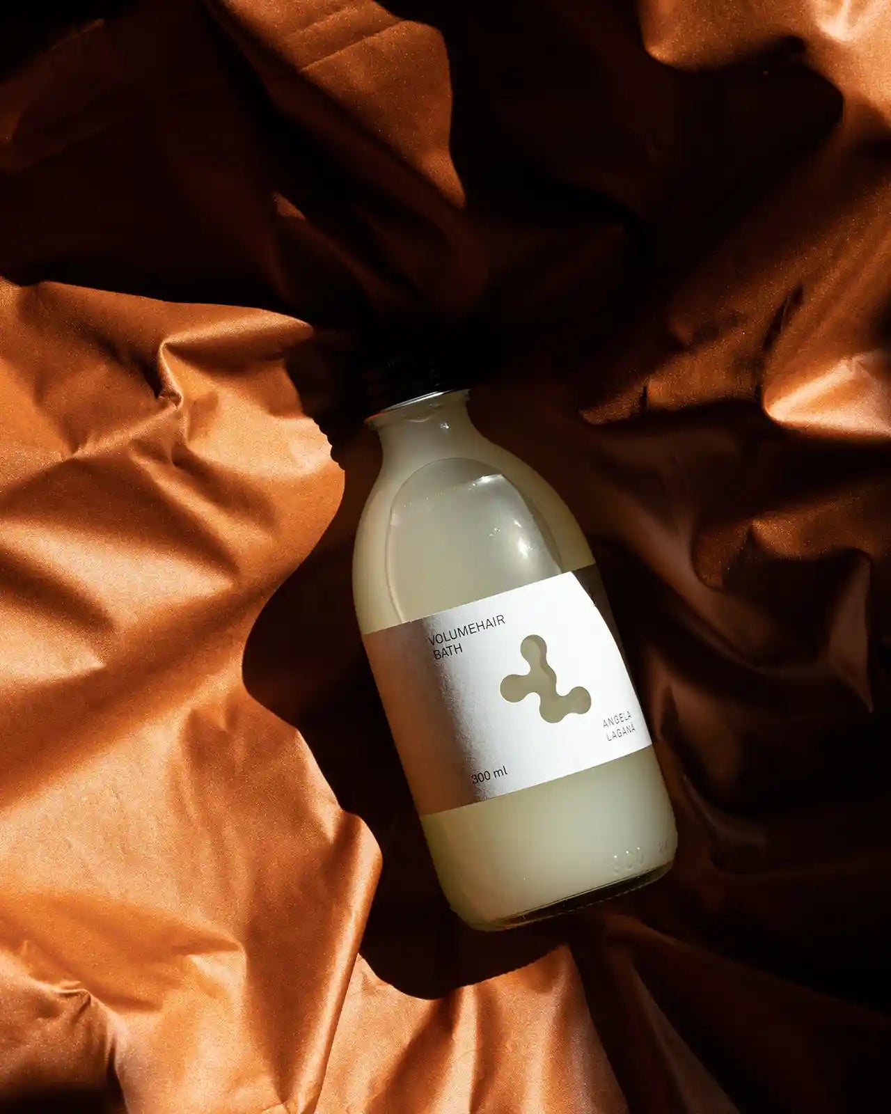 Shampoo Flasche auf Orange Stoff