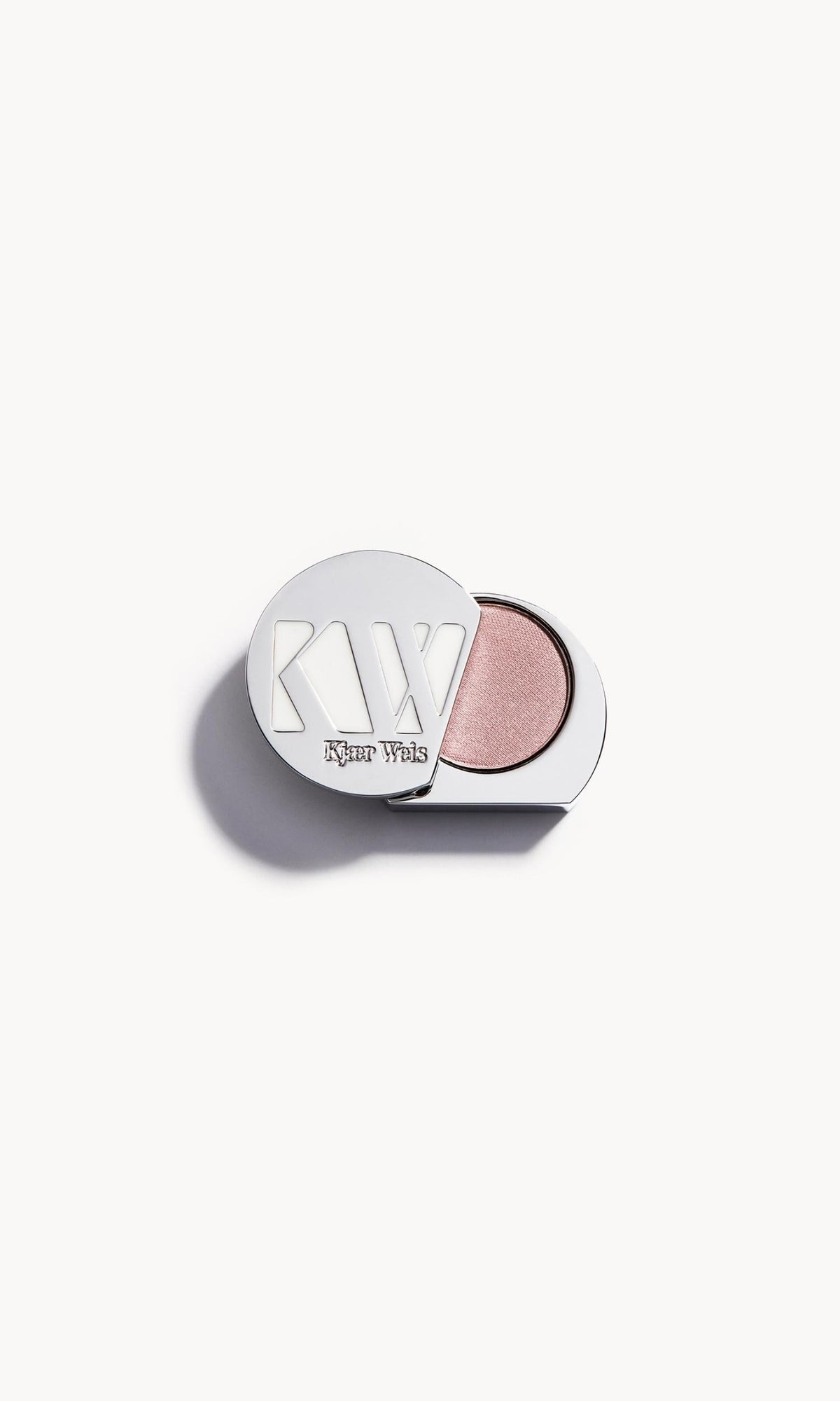 {{manufacturer}} Eye Shadow Refill Nachfüllung in silberner Metallverpackung, geöffnet, mit roségoldenem Lidschatten.