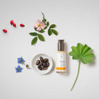 Dr. Hauschka Beruhigendes Tagesfluid – Flasche mit Pumpspender, cremefarben/orange Etikett, weißer Hintergrund – Hautpflege