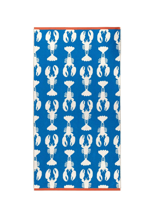 Lobster Blue Organic Cotton Badetuch – blau mit weißen Hummermotiven, orangefarbener Rand, weißer Hintergrund – Strandtuch
