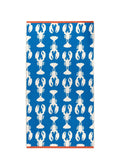 Lobster Blue Bio-Baumwollhandtuch – blau mit weißen Hummermustern, orangefarbener Rand, weißer Hintergrund – Badetextilien