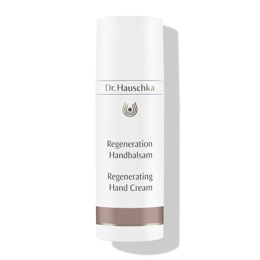 Dr. Hauschka Regeneration Handbalsam – weißer Tube mit braunem Band, weißem Hintergrund – Handpflege