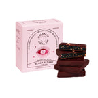 Cosmic Alchemy Dealer Black Sesame mit Chai – rosa Kartonbox, 4 Schokoladen, weißer Hintergrund – Gesundheitssnack